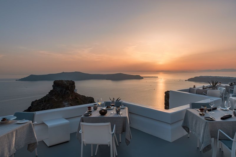 Ένα ταξίδι στη μνήμη μέσα από τις νέες γεύσεις του Varoulko Santorini στο Grace Hotel - εικόνα 9