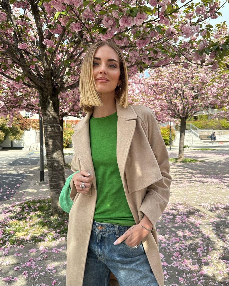 H Chiara Ferragni φόρεσε την απόλυτη day to night μπλούζα σε ένα από τα χρώματα της σεζόν - εικόνα 1