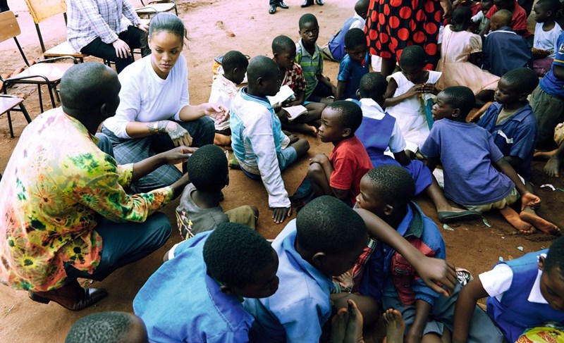 ELLE GREEN: Η Rihanna είναι σίγουρη πως δεν χρειάζεται να είσαι πλούσιος για να βοηθήσεις κάποιον - εικόνα 1