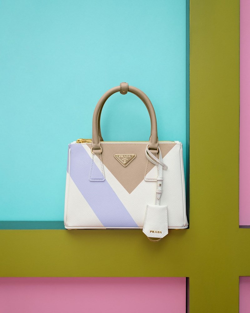 Η Scarlett Johansson είναι το πρόσωπο της καμπάνιας για την εμβληματική τσάντα Prada Galleria - εικόνα 3