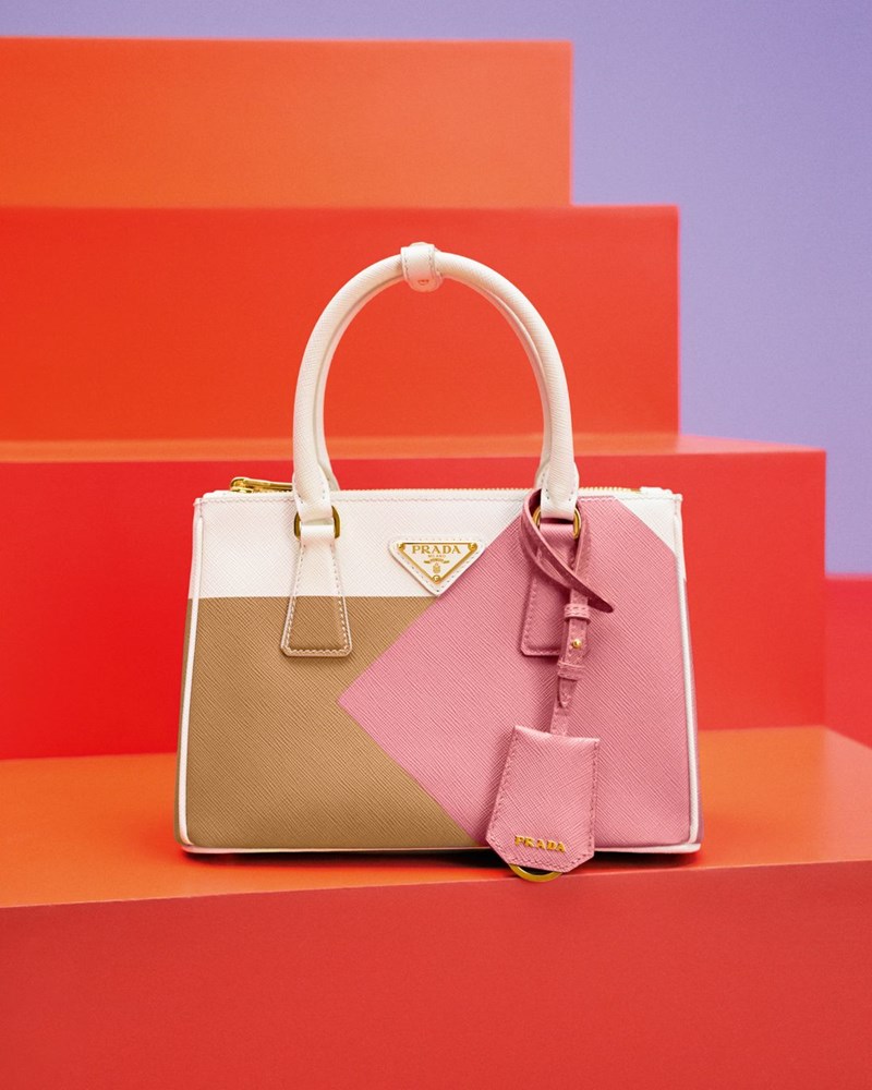 Η Scarlett Johansson είναι το πρόσωπο της καμπάνιας για την εμβληματική τσάντα Prada Galleria - εικόνα 4