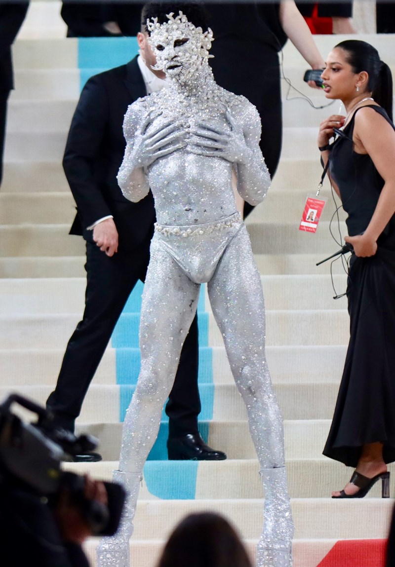 Met Gala 2023: Οι celebrities που εμπνεύστηκαν από την Choupette, την αγαπημένη γάτα του Karl Lagerfeld - εικόνα 3