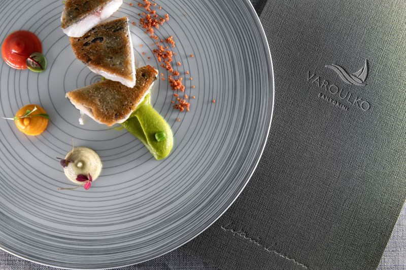 Ένα ταξίδι στη μνήμη μέσα από τις νέες γεύσεις του Varoulko Santorini στο Grace Hotel - εικόνα 4