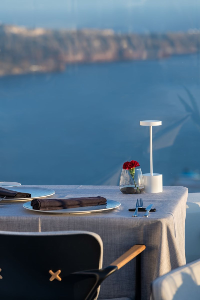 Ένα ταξίδι στη μνήμη μέσα από τις νέες γεύσεις του Varoulko Santorini στο Grace Hotel - εικόνα 7