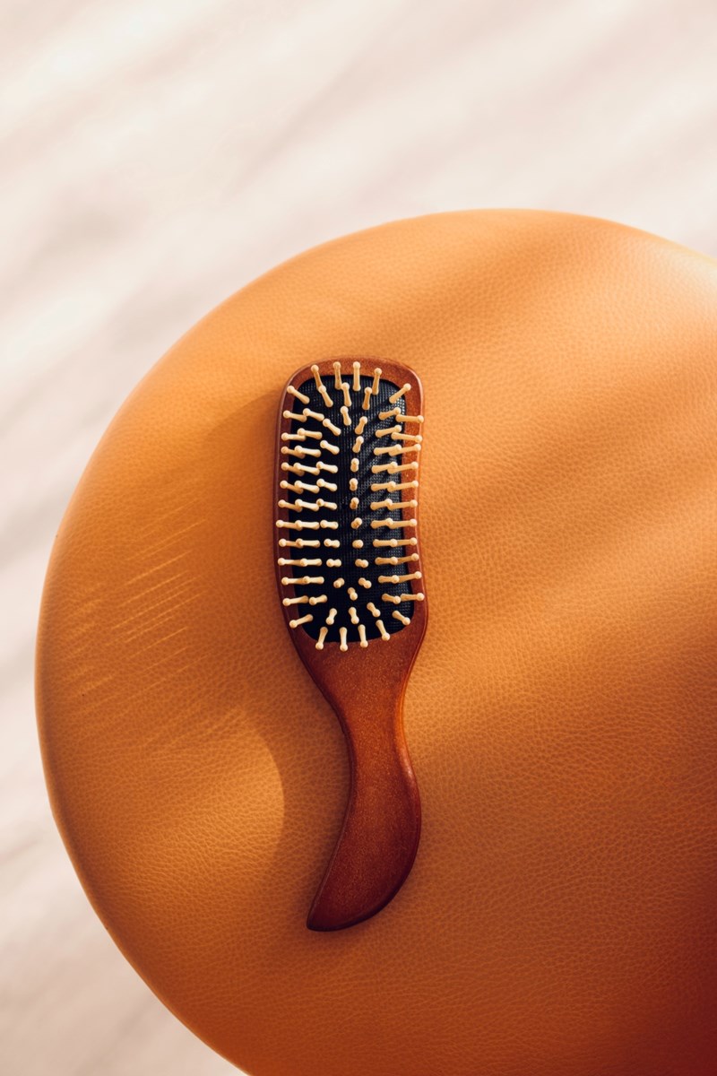 Εσύ γνωρίζεις πόσο συχνά πρέπει να καθαρίζεις τη βούρτσα των μαλλιών σου και γιατί; - εικόνα 1