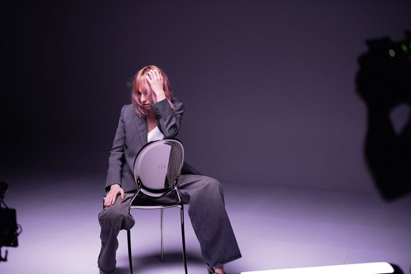 Maya Hawke x Dior Beauty: «Το να είσαι και να παραμένεις ο εαυτός σου είναι το πιο θαρραλέο πράγμα» - εικόνα 2