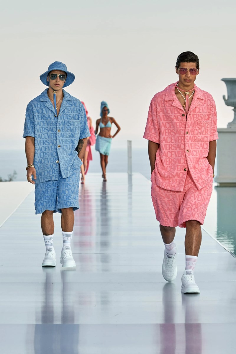 La Vacanza: Η συλλογή Dua Lipa x Versace Pre-Fall 2023 δίνει άλλη ερμηνεία στην έννοια «διακοπές» - εικόνα 3