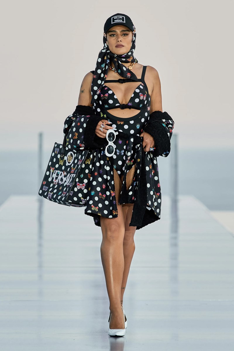 La Vacanza: Η συλλογή Dua Lipa x Versace Pre-Fall 2023 δίνει άλλη ερμηνεία στην έννοια «διακοπές» - εικόνα 4