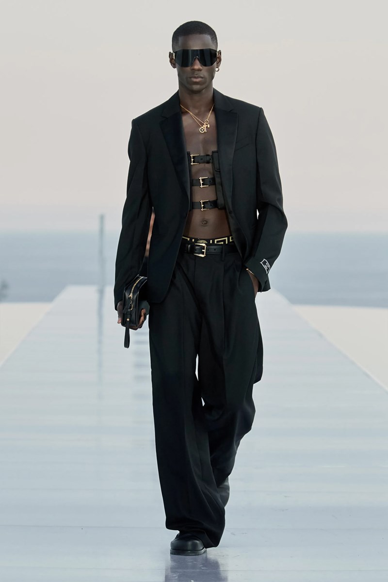 La Vacanza: Η συλλογή Dua Lipa x Versace Pre-Fall 2023 δίνει άλλη ερμηνεία στην έννοια «διακοπές» - εικόνα 6