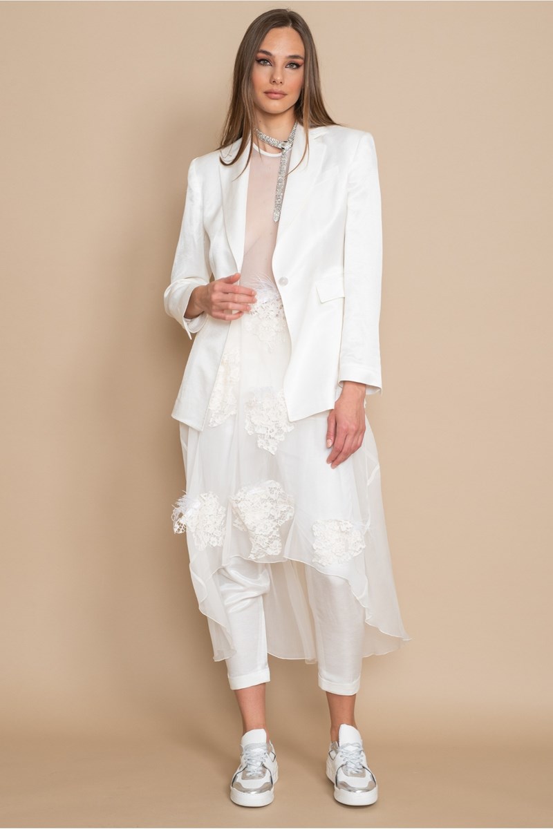 Μοντέρνα νύφη: Σκέφτεσαι να παντρευτείς με κοστούμι; Σου βρήκαμε τα πιο οικονομικά - εικόνα 1