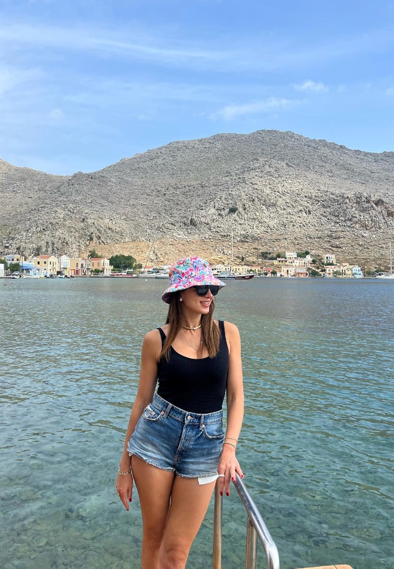 i_stamatina_tsimtsili_me_kapelo_kurt_geiger