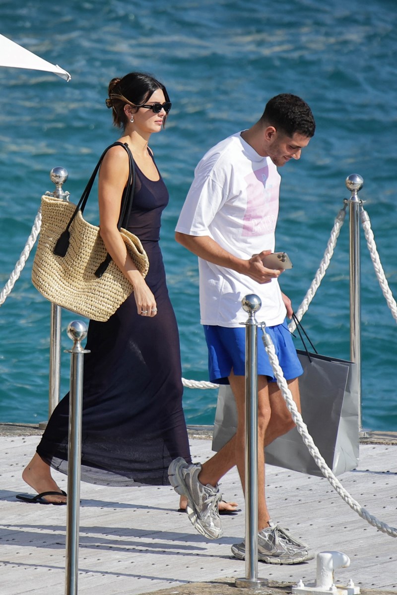 kendall_jenner_krataei_psathini_tsanta_bottega_veneta