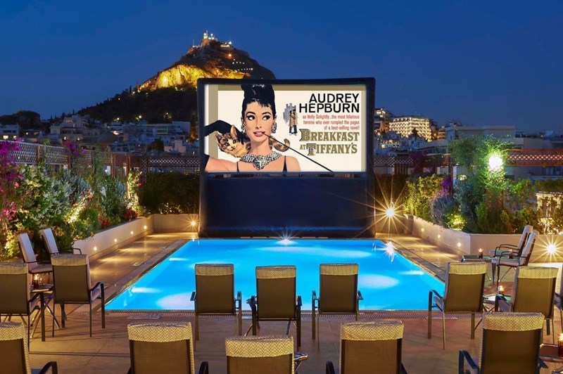 POOL YOUR CINEMA: Θερινό σινεμά στην πισίνα της Μεγάλης Βρεταννίας με φόντο τον Λυκαβηττό - εικόνα 1
