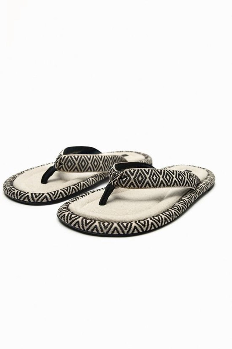 Οι stylish σαγιονάρες και τα ιδιαίτερα slides που δεν θα χορταίνεις να φοράς στην παραλία - εικόνα 9