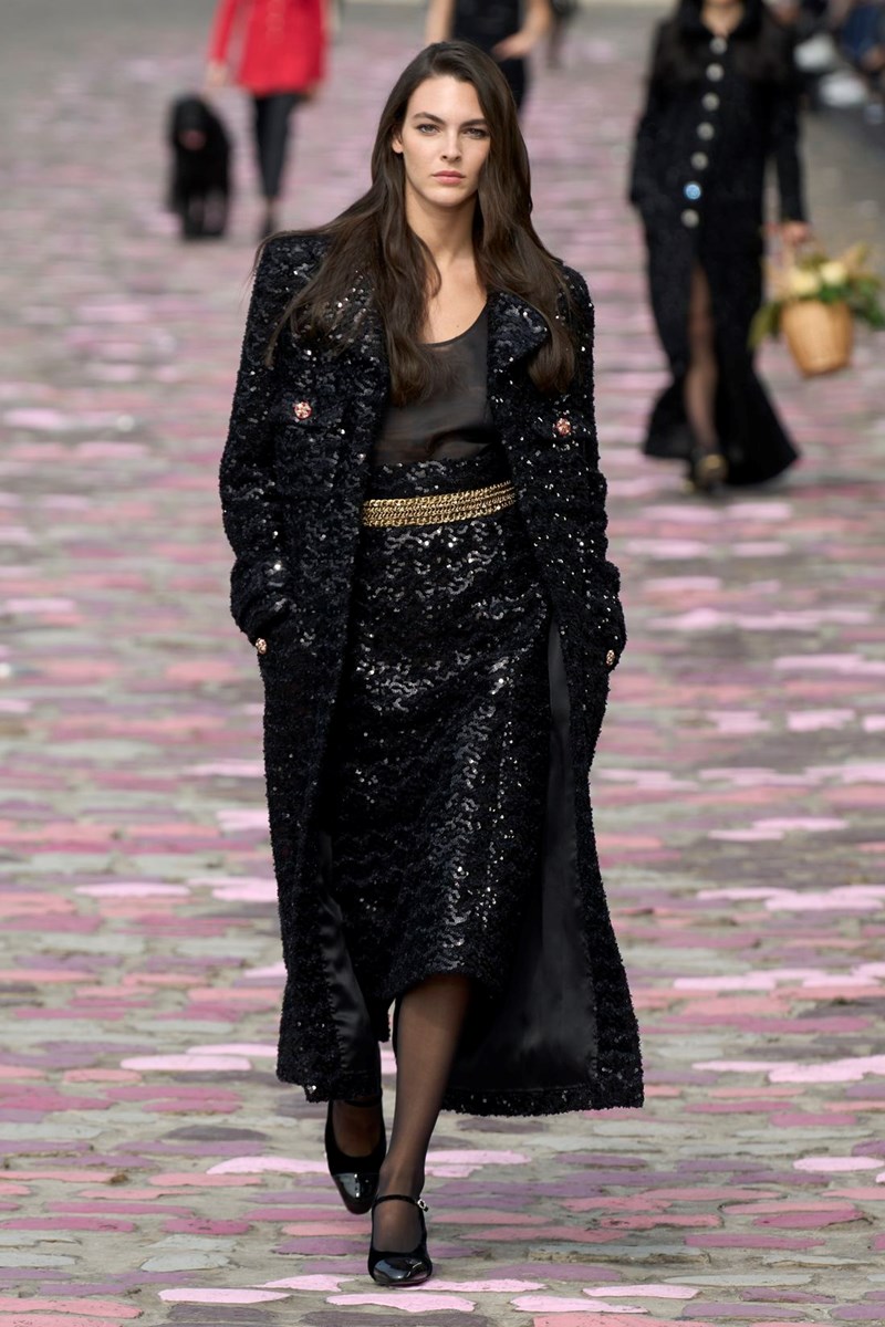 Chanel Fall-Winter 2023/2024 Haute Couture: Η εικόνα της Virginie Viard για το τι σημαίνει να είσαι Παριζιάνα - εικόνα 5