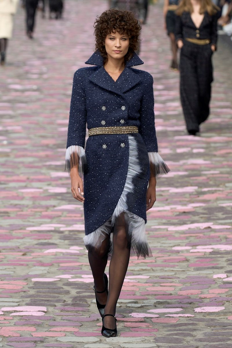 Chanel Fall-Winter 2023/2024 Haute Couture: Η εικόνα της Virginie Viard για το τι σημαίνει να είσαι Παριζιάνα - εικόνα 7