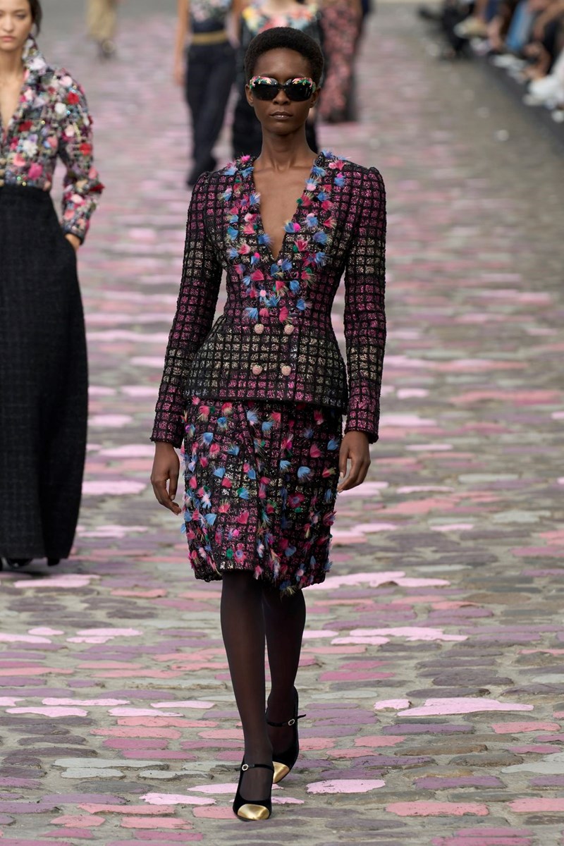 Chanel Fall-Winter 2023/2024 Haute Couture: Η εικόνα της Virginie Viard για το τι σημαίνει να είσαι Παριζιάνα - εικόνα 11