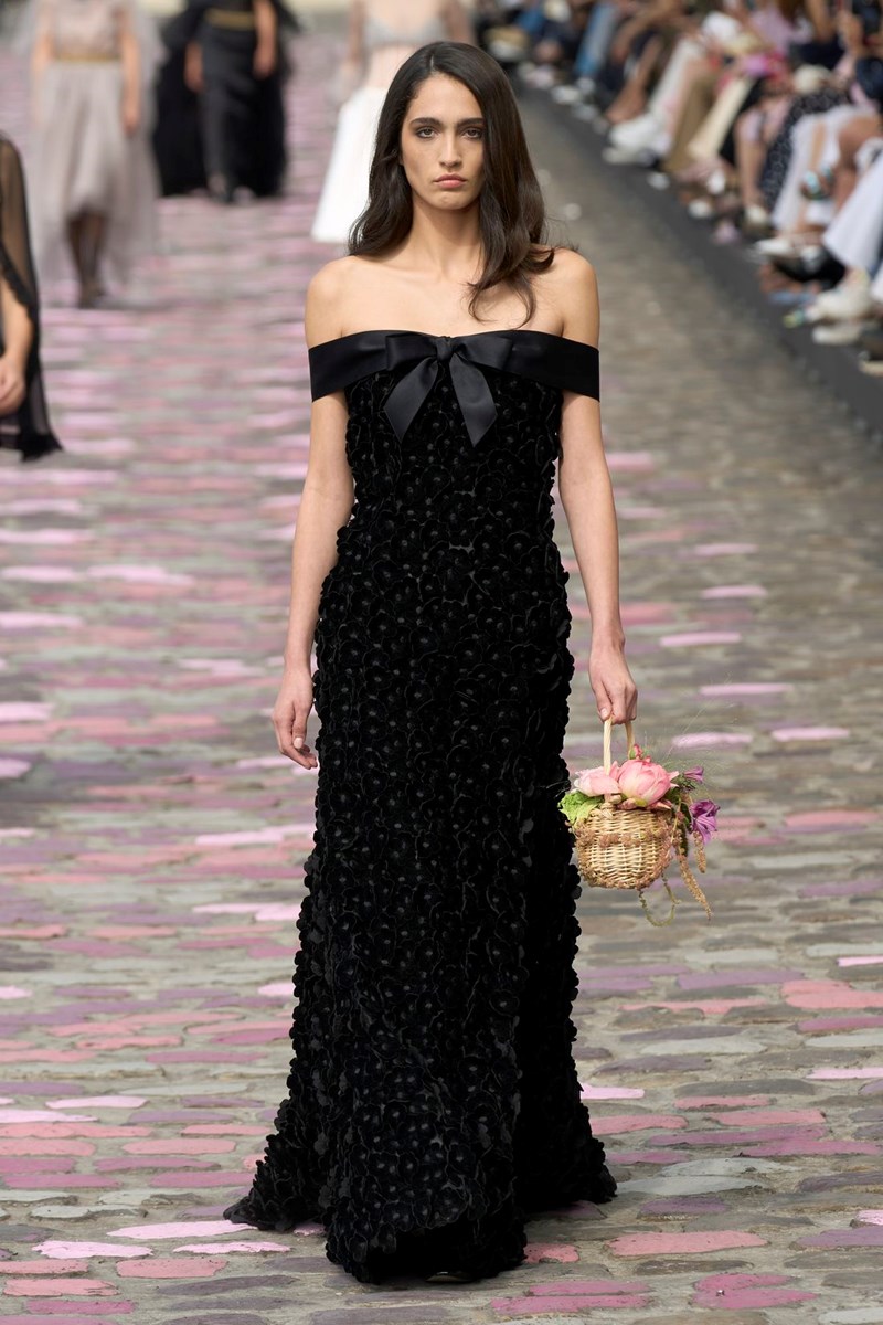 Chanel Fall-Winter 2023/2024 Haute Couture: Η εικόνα της Virginie Viard για το τι σημαίνει να είσαι Παριζιάνα - εικόνα 13