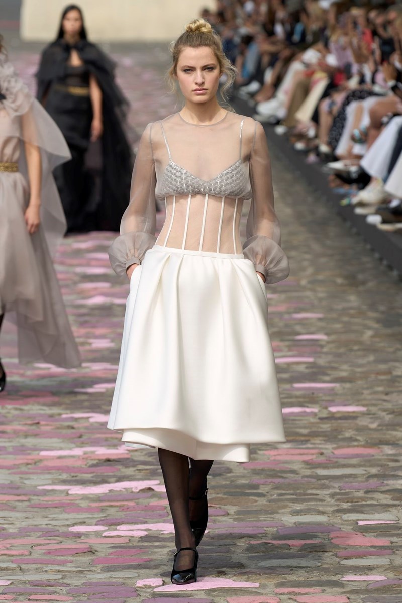 Chanel Fall-Winter 2023/2024 Haute Couture: Η εικόνα της Virginie Viard για το τι σημαίνει να είσαι Παριζιάνα - εικόνα 14