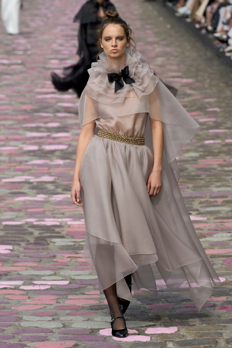 Chanel Fall-Winter 2023/2024 Haute Couture: Η εικόνα της Virginie Viard για το τι σημαίνει να είσαι Παριζιάνα - εικόνα 15