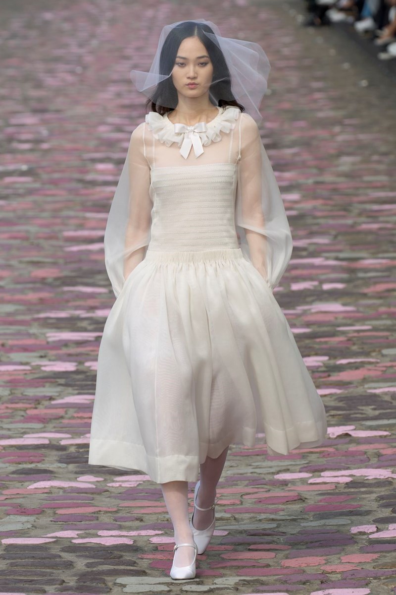Chanel Fall-Winter 2023/2024 Haute Couture: Η εικόνα της Virginie Viard για το τι σημαίνει να είσαι Παριζιάνα - εικόνα 16
