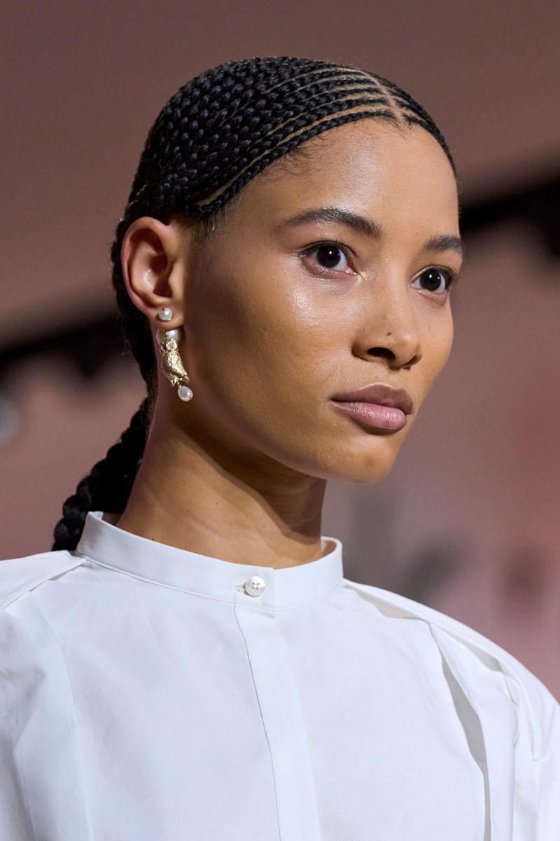 Dior Haute Couture 2023-2024: Όλες οι λεπτομέρειες γύρω από τα αιθέρια beauty looks των μοντέλων - εικόνα 2