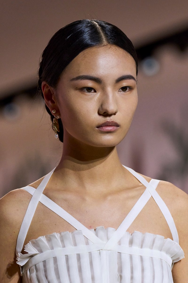 Dior Haute Couture 2023-2024: Όλες οι λεπτομέρειες γύρω από τα αιθέρια beauty looks των μοντέλων - εικόνα 1