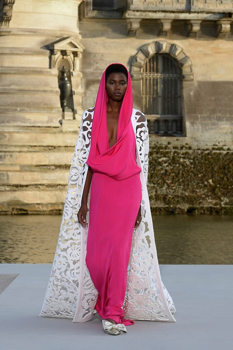 Valentino Haute Couture Fall/Winter 2023 -2024: Η απλότητα μέσα από την πολυπλοκότητα του μυαλού του Pierpaolo Piccioli - εικόνα 9
