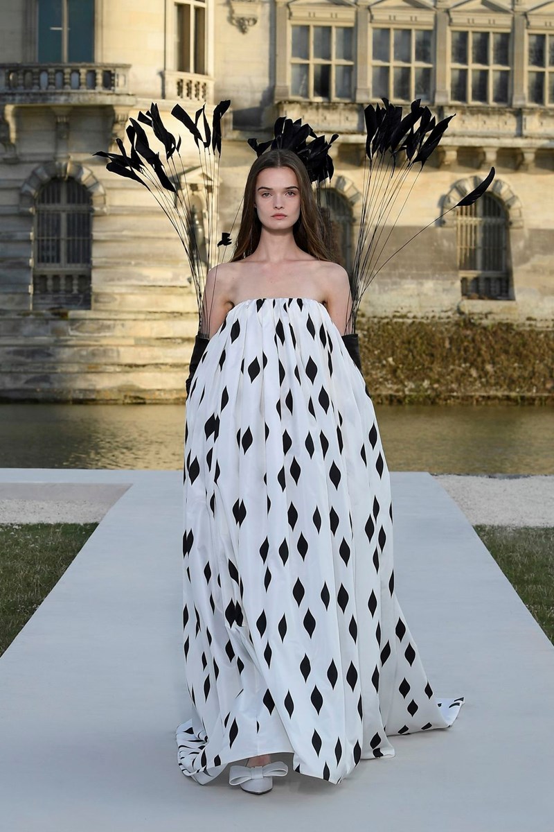 Valentino Haute Couture Fall/Winter 2023 -2024: Η απλότητα μέσα από την πολυπλοκότητα του μυαλού του Pierpaolo Piccioli - εικόνα 10