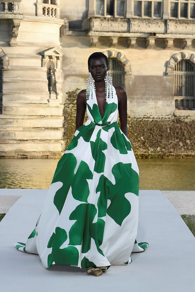 Valentino Haute Couture Fall/Winter 2023 -2024: Η απλότητα μέσα από την πολυπλοκότητα του μυαλού του Pierpaolo Piccioli - εικόνα 13