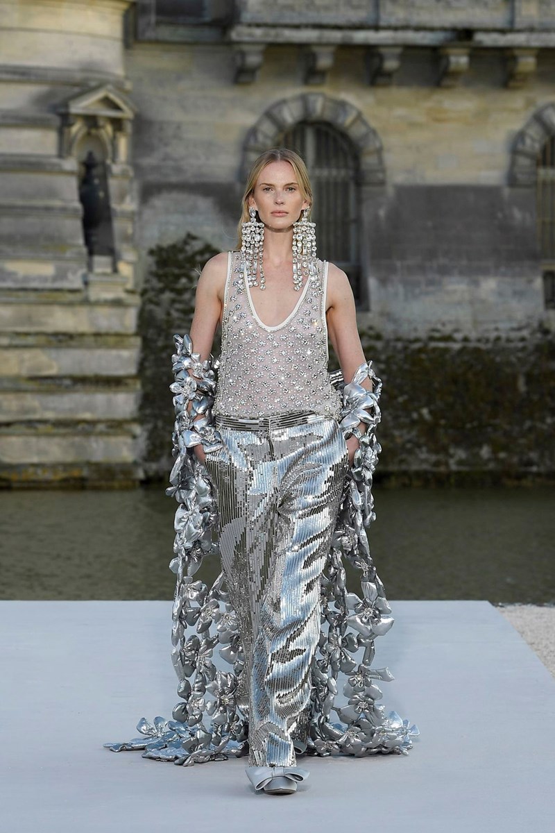 Valentino Haute Couture Fall/Winter 2023 -2024: Η απλότητα μέσα από την πολυπλοκότητα του μυαλού του Pierpaolo Piccioli - εικόνα 16