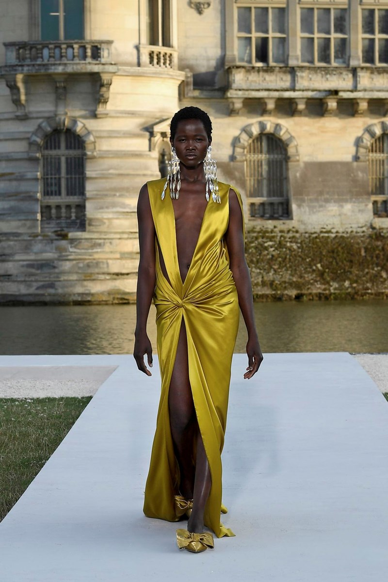 Valentino Haute Couture Fall/Winter 2023 -2024: Η απλότητα μέσα από την πολυπλοκότητα του μυαλού του Pierpaolo Piccioli - εικόνα 18