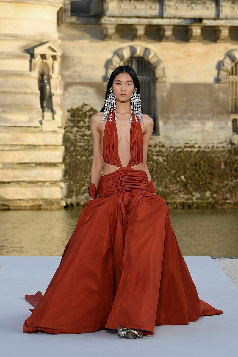 Valentino Haute Couture Fall/Winter 2023 -2024: Η απλότητα μέσα από την πολυπλοκότητα του μυαλού του Pierpaolo Piccioli - εικόνα 20