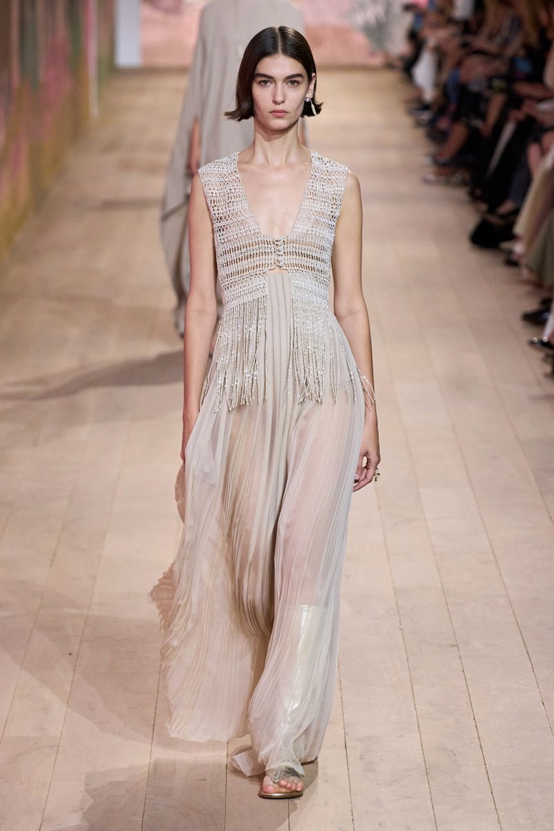 Dior Couture Fall 2023-2024: Η αποθέωση του κεντήματος σε δημιουργίες για μυθικές θεότητες - εικόνα 4