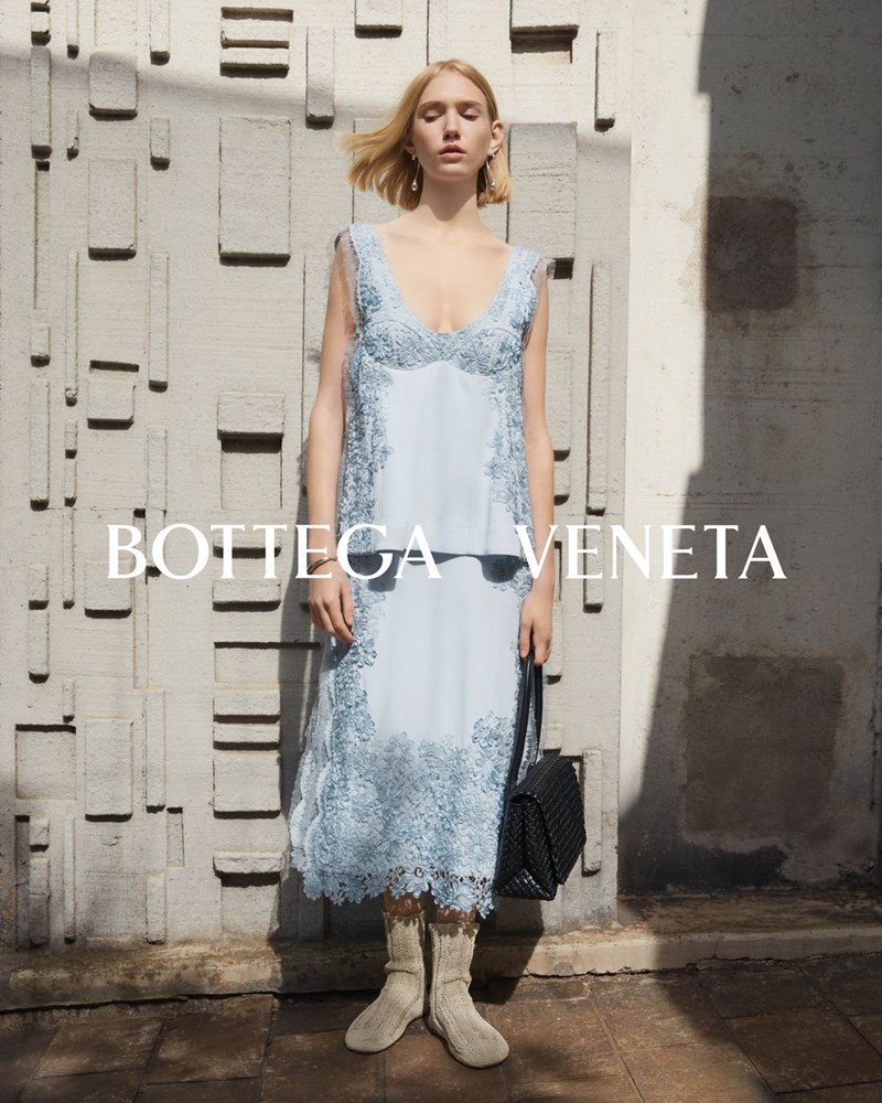 Bottega Veneta FW23: Η νέα καμπάνια του luxury brand παρουσιάζει το στιλ των busy και stylish Ιταλίδων - εικόνα 2