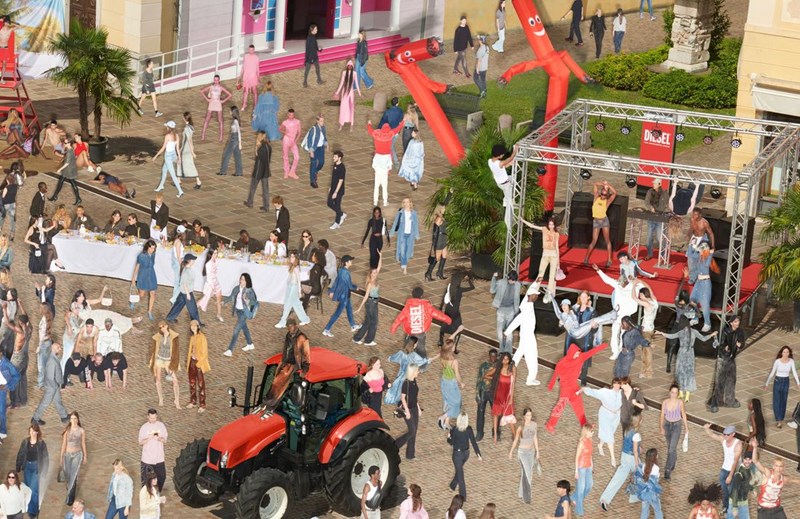 "Βρες το D": Οι συλλογές της Diesel βρίσκονται στο σήμερα, όπως ακριβώς και η νέα της "new age" καμπάνια - εικόνα 1