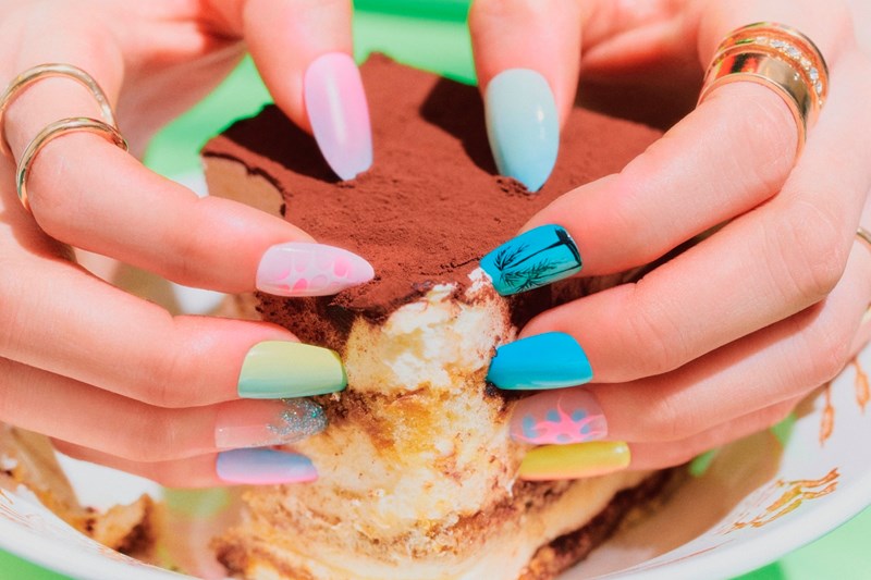 Nail Art: Αυτά τα μανικιούρ θυμίζουν λαχταριστά παγωτά και περίτεχνα graffiti - εικόνα 4