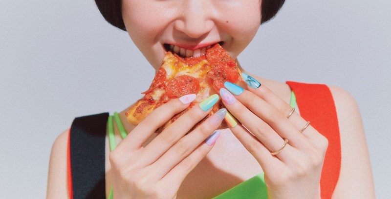 Nail Art: Αυτά τα μανικιούρ θυμίζουν λαχταριστά παγωτά και περίτεχνα graffiti - εικόνα 2