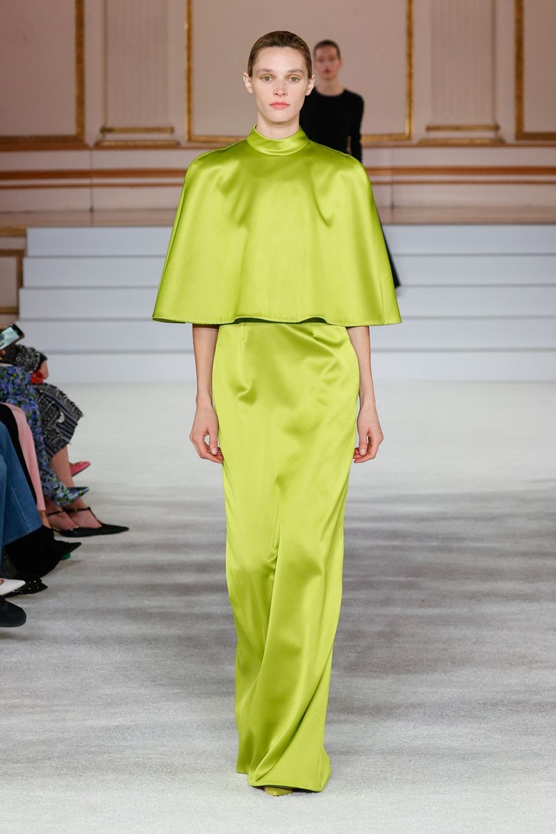 Τα ζωηρά χρώματα που θα βλέπουμε σε outfits και αξεσουάρ τη νέα σεζόν - εικόνα 6