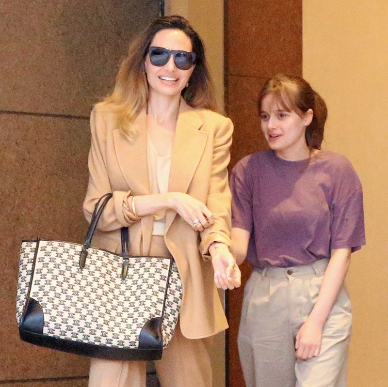 Η Angelina Jolie κράτησε την τσάντα που είναι η απόλυτη τάση της νέας σεζόν - εικόνα 1