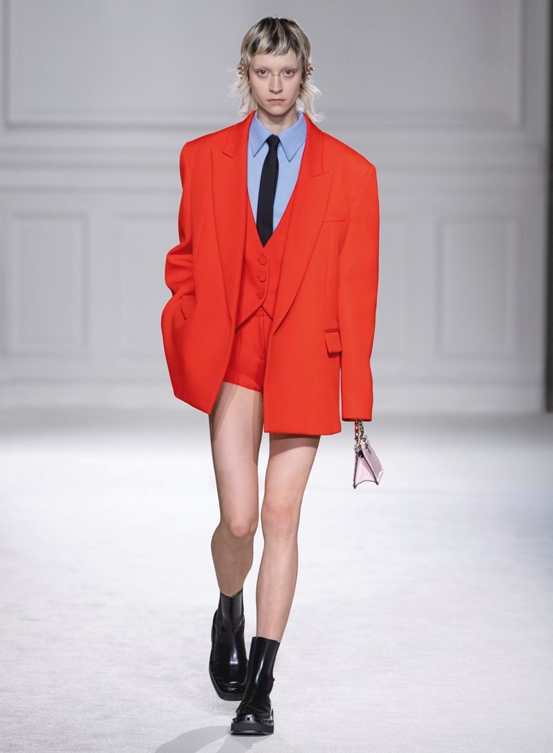 Τα ζωηρά χρώματα που θα βλέπουμε σε outfits και αξεσουάρ τη νέα σεζόν - εικόνα 5