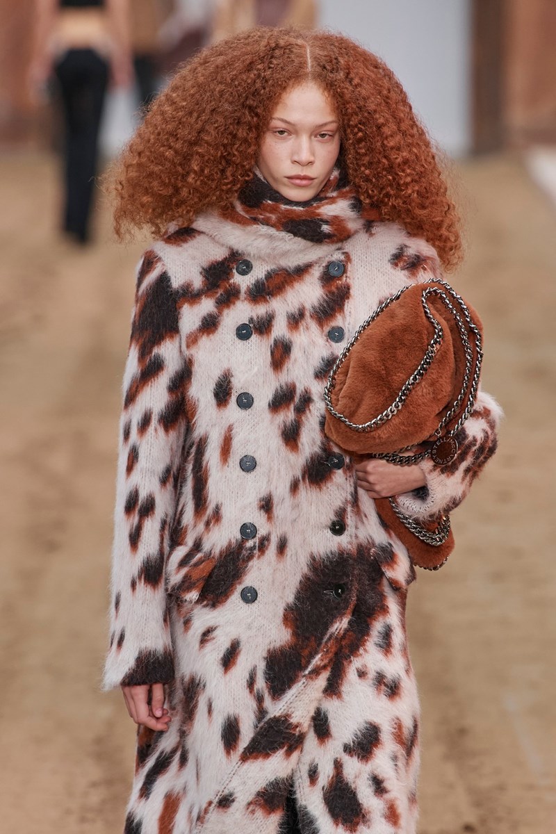 New trend alert: Αυτές είναι οι τσάντες που θα γίνουν αναπόσπαστο κομμάτι της εμφάνισής μας το φθινόπωρο - εικόνα 3