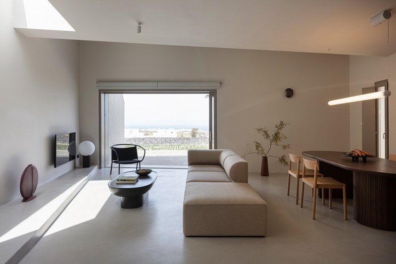 Volcanic inspiration: Μία εκπληκτική κατοικία στη Σαντορίνη που εμπνέεται από το φυσικό τοπίο - εικόνα 4