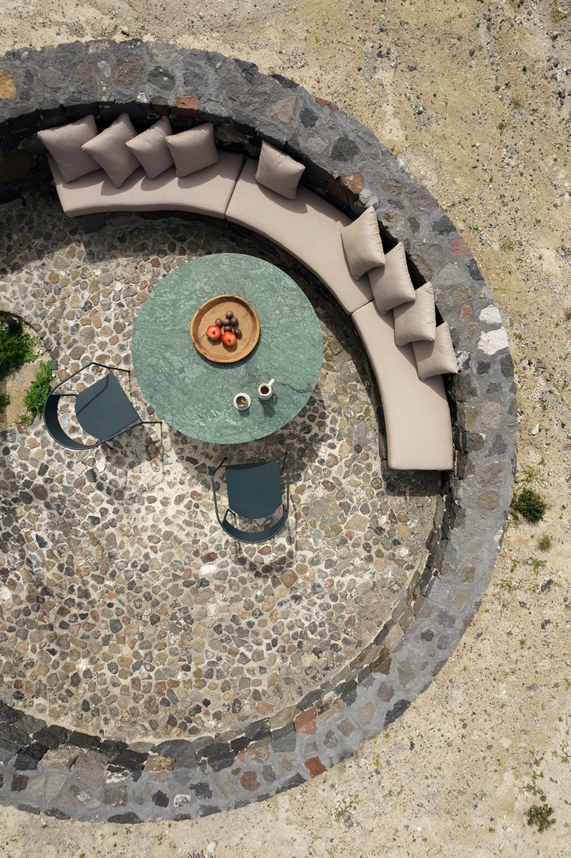 Volcanic inspiration: Μία εκπληκτική κατοικία στη Σαντορίνη που εμπνέεται από το φυσικό τοπίο - εικόνα 3