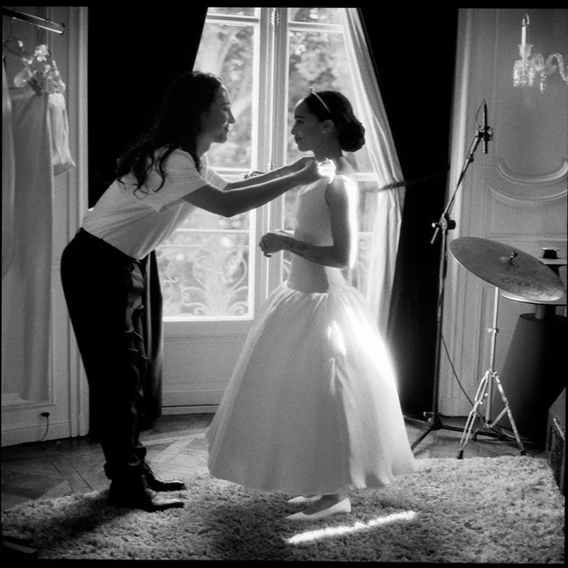 8 διάσημες νύφες που φόρεσαν φλατ παπούτσια στον γάμο τους - εικόνα 3