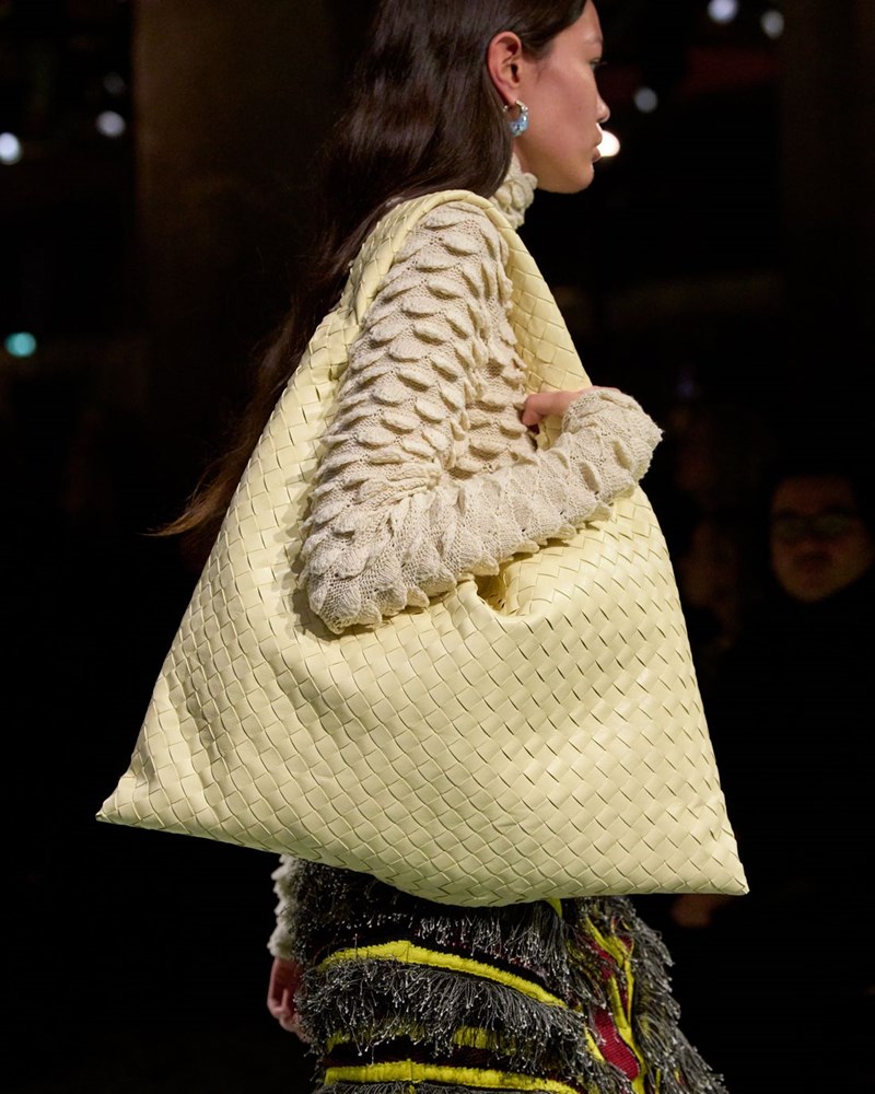Hop Bag: Η Bottega Veneta επανασύστησε την τσάντα - πόθο για το φετινό φθινόπωρο - εικόνα 2