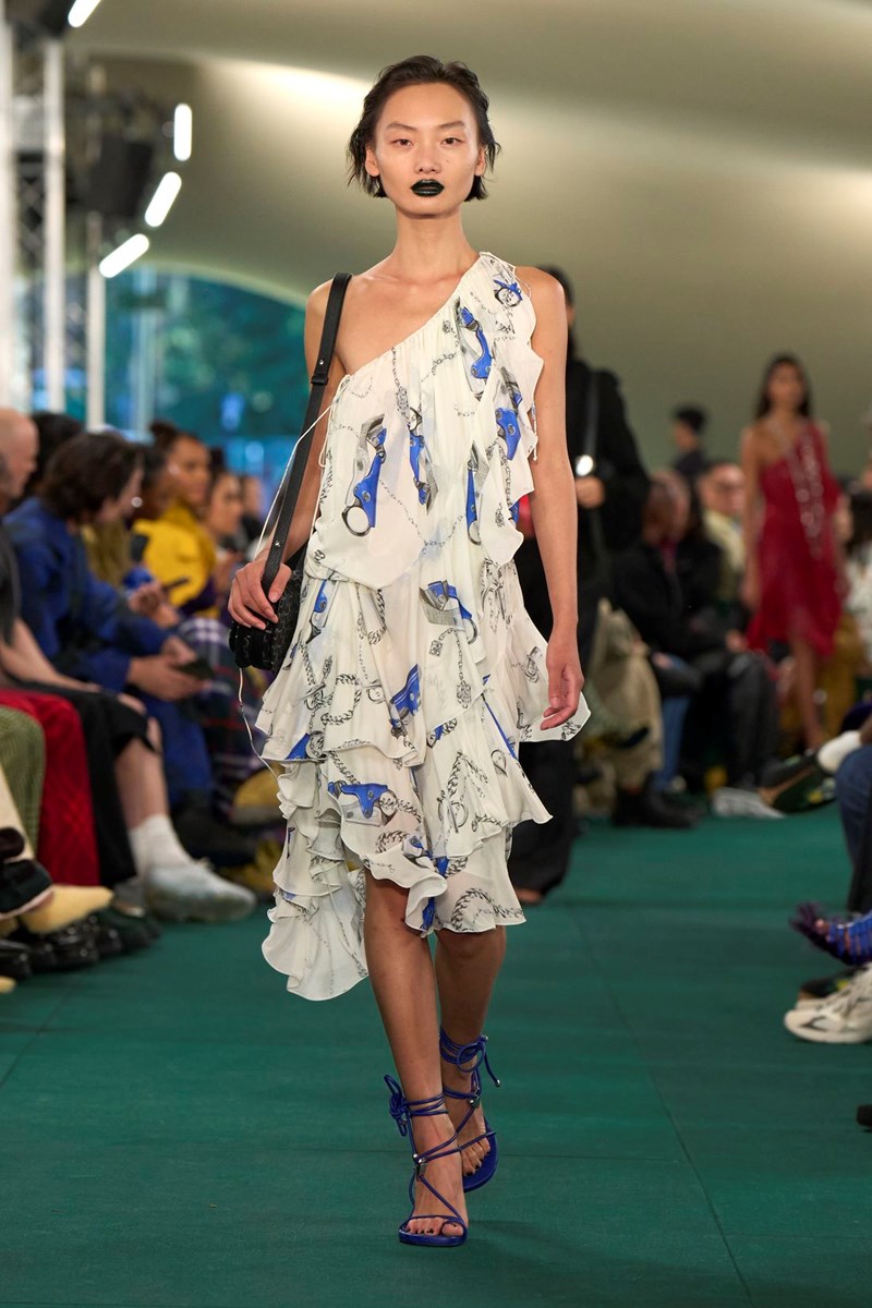 Burberry Summer 2024: Η νέα συλλογή του Daniel Lee εισάγει μία νεανική οπτική στη βρετανική κληρονομιά - εικόνα 5