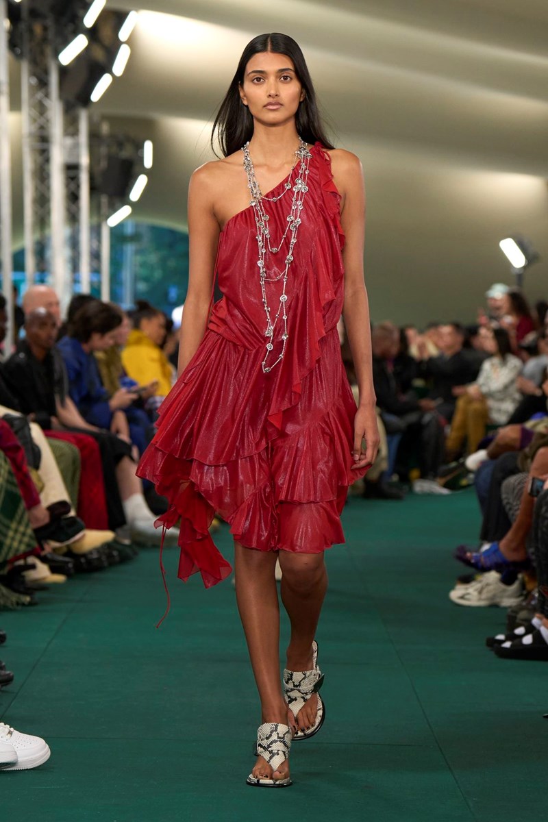Burberry Summer 2024: Η νέα συλλογή του Daniel Lee εισάγει μία νεανική οπτική στη βρετανική κληρονομιά - εικόνα 6