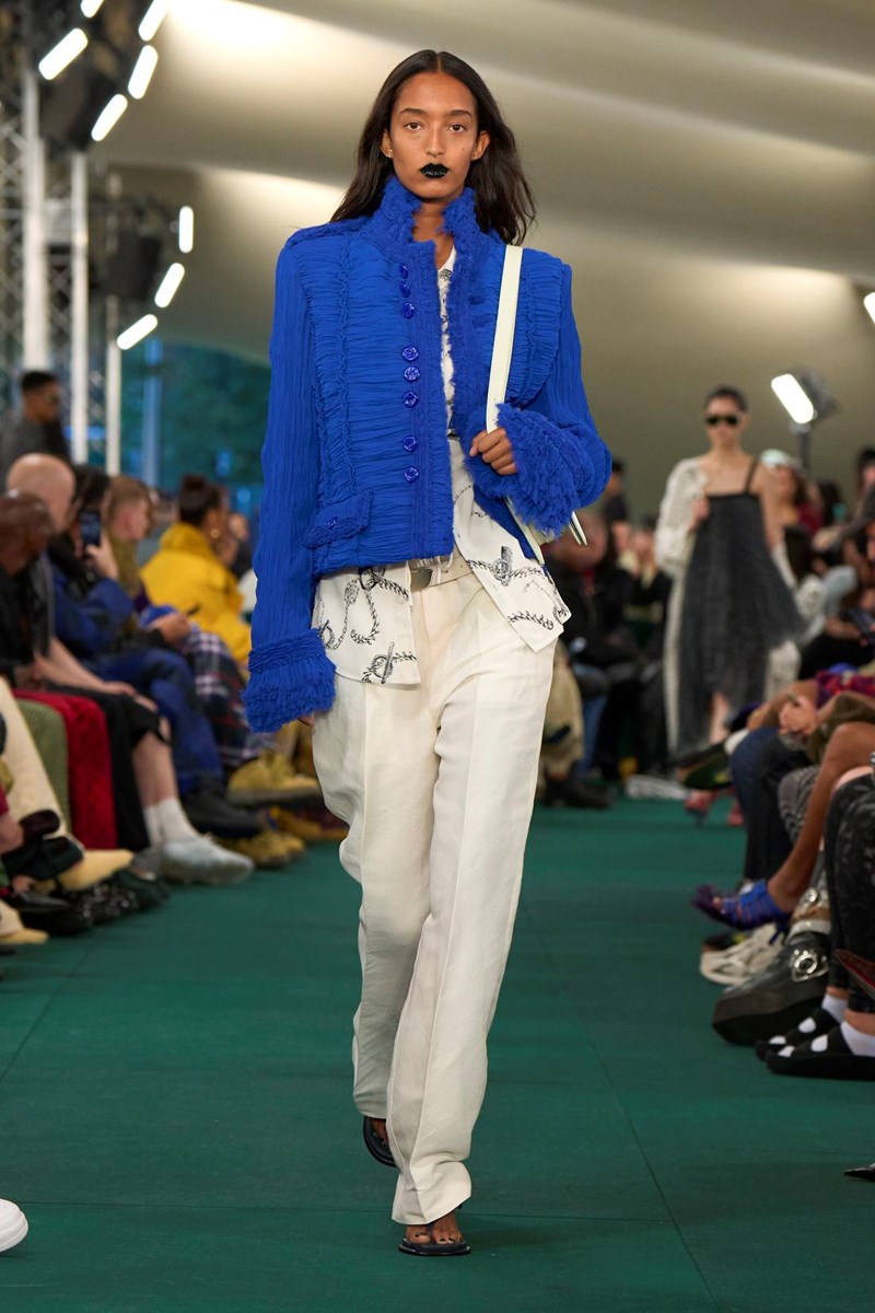 Burberry Summer 2024: Η νέα συλλογή του Daniel Lee εισάγει μία νεανική οπτική στη βρετανική κληρονομιά - εικόνα 7