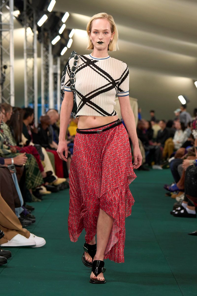 Burberry Summer 2024: Η νέα συλλογή του Daniel Lee εισάγει μία νεανική οπτική στη βρετανική κληρονομιά - εικόνα 8